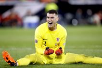 Dominik Livaković u žutom dresu Hrvatske.