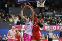 Savo Drezgić pokušava da dođe do koša Zvezde dok ga blokira Džered Batler