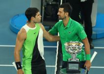 Karlos Alkaraz i Novak Đoković se pozdravljaju na mreži pre početka finala na Australijan openu