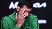 Novak Đoković se drži za glavu na konferenciji u Australiji