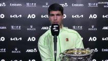Karlos Alkaraz drži pehar i daje intervju za Eurosport.