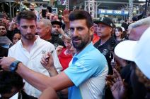 Novak Đoković s navijačima (2).jpg