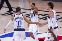 Američki košarkaš Trej Burk pored Luke Dončića i Bobana Marjanovića.