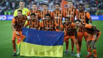 Fudbaleri Šahtjora sa raširenom zastavom Ukrajine