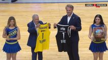 Ostoja Mijailović i Šimon Mizrahi razmenjuju poklone na Makabi Partizan