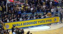 Košarkaši Makabija drže transparent Hvala Beograde
