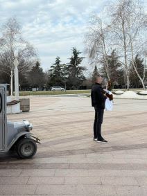 Unuk nosi krst na sahrani Beti Đorđević.jpg