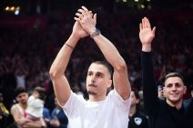 Dušan Glušac pozdravlja navijače.