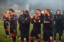 Fudbaleri Crvene zvezde u plavim dresovima kod navijača.