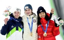 Šampionka ZOI Norvežanka Ana Odin Strom sa srebrnom Nikom Prevc iz Slovenije i trećeplasiranom Japankom Nozomi Marujamom