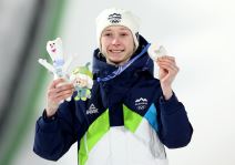 Nika Prevc sa srebrnom medaljom na ZOI u Milanu i Kortini