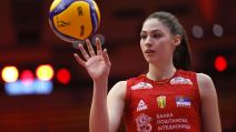 Hena Kurtagić odbojkašica Srbije se sprema da servira na meču protiv Japana