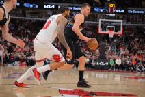 Nikola Jokić na utakmici protiv Čikaga gde je upisao istorijski tripl-dabl