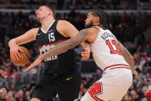 Nikola Jokić na utakmici protiv Čikaga gde je upisao istorijski tripl-dabl