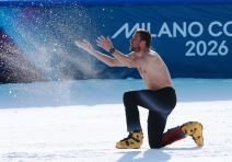 Bendžamin Karl baca sneg od sreće dok slavi zlato na ZOI 2026