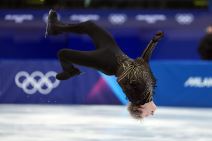 Ilija Malinin radi salto na ledu.