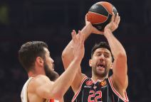 Vasilije Micić s loptom pored Nikole Kalinića.