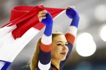 Juta Lirdam slavi pobedu na trci sa zastavom Holandije