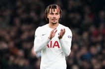 Dele Ali na utakmici Totenhema, pozdravlja publiku