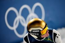 Domen Prevc sređuje opremu posle lošeg skoka na ZOI 2026