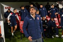 Veljko Paunović u plavoj jakni na meču Srbije.