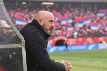 Dejan Stanković sedi na klupi Crvene zvezde.