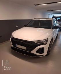 Zaplenjeni automobili u vili Zvicera  (3).jpg