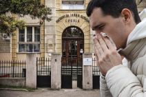 Muškarac briše nos i Batut