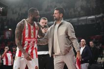 Novak Đoković se pozdravlja sa Kodijem Milerom Mekintajerom u Atini