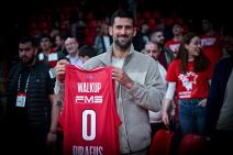 Novak Đoković pozira sa dresom Tomasa Vokapa