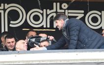Veljko Paunović se pozdravlja sa Petrom Škuletićem u loži stadiona Partizana