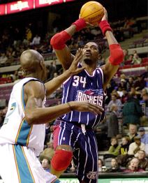 Hakim Olajdžuvon u dresu Hjustona u duelu protiv Džoa Smita iz Detroita