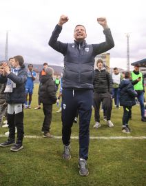 Nenad Lalatović slavi sa navijačima Pazara