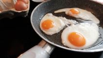 Tri pržena jajeta u tiganju