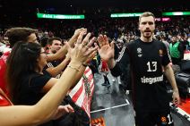 Andreas Obst se pozdravlja sa navijačima.