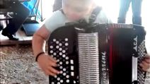 dečak svira harmoniku