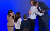 Učitelj Marko Čikarić  primio orden sa svojim đacima (1).jpg