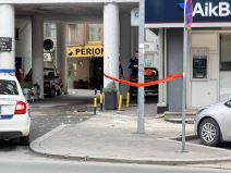 Otpala fasada u centru grada, policija i komunalci na terenu (3).jpg