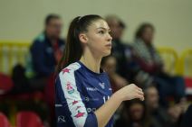 Hena Kurtagić na zagrevanju vežba servis