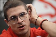 Nikola Đurišić s naočarima se češe po glavi.