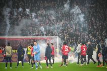 Navijači Lila bacaju baklje na teren posle Zvezde