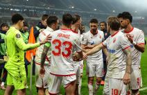 Igrači Crvene zvezde na okupu se pozdravljaju.