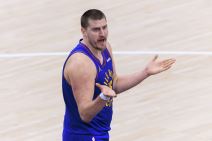 Nikola Jokić negoduje zbog sudijeske odluke u meču Denvera i Los Anđeles Klipersa