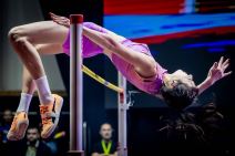 Angelina Topić preskače prepreku na mitingu u Banjskoj Bistrici