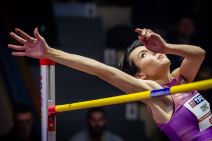 Angelina Topić preskače prepreku na mitingu u Banjskoj Bistrici