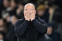 Pep Gvardiola pokriva rukom lice.