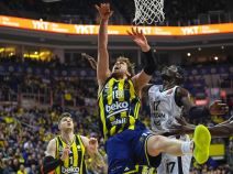 Mikael Jantunen i Isak Bonga u borbi za loptu na meču Ferenrbahče - Partizan