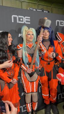 Harem Girls i Ivana sa maljem na scenu Pze (4).jpg