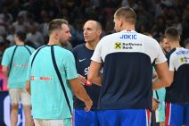Luka Dončić sa Nikolom Jokićem i Dejanom Davidovcem na meču Srbije i Slovenije