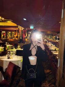 Ema Cepter u bikiniju u restoranu (1).jpg